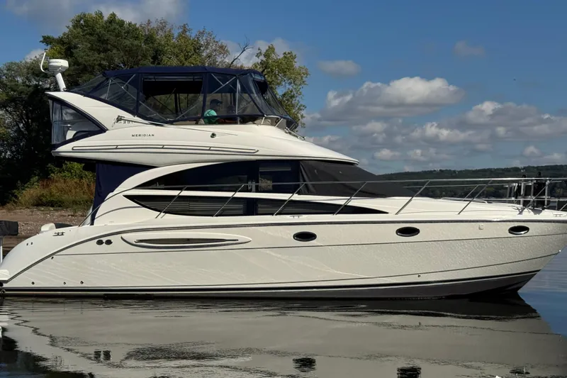 Old Hickory Yacht Photos Pics 2008 Meridian 391 Sedan yacht on calm water under a blue sky.