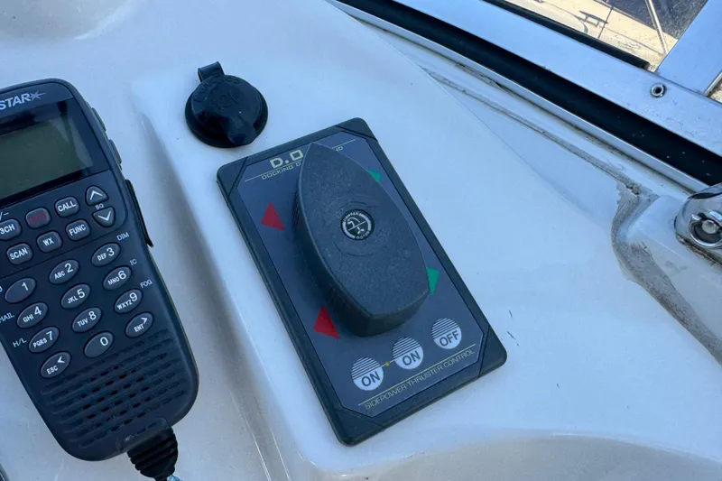 Old Hickory Yacht Photos Pics Control panel and radio on 2008 Meridian 391 Sedan boat dashboard.