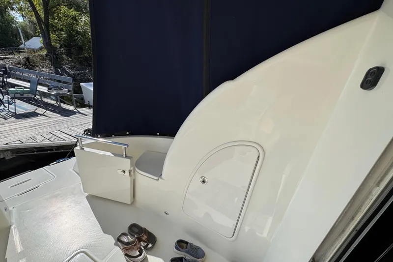 Old Hickory Yacht Photos Pics 2008 Meridian 391 Sedan yacht deck with seating and dock view.