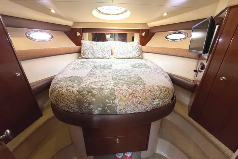 Old Hickory Yacht Photos Pics Luxurious 2008 Meridian 391 Sedan cabin with cozy bed and elegant wood finishes.