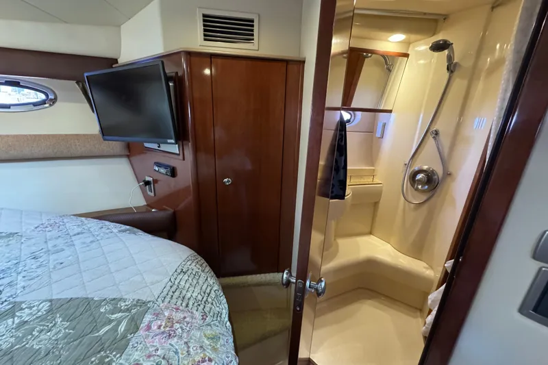 Old Hickory Yacht Photos Pics Interior of 2008 Meridian 391 Sedan yacht with bedroom and bathroom.
