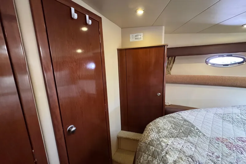 Old Hickory Yacht Photos Pics Interior of 2008 Meridian 391 Sedan yacht with wooden cabinets and cozy bedding.