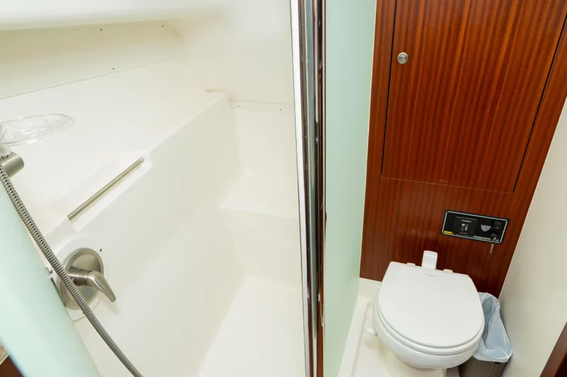 Tracker Yacht Photos Pics Pursuit 38 TRACKER - Head