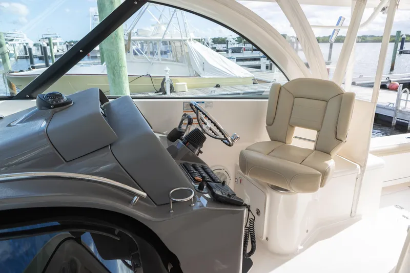 Tracker Yacht Photos Pics Pursuit 38 TRACKER - Helm Chair