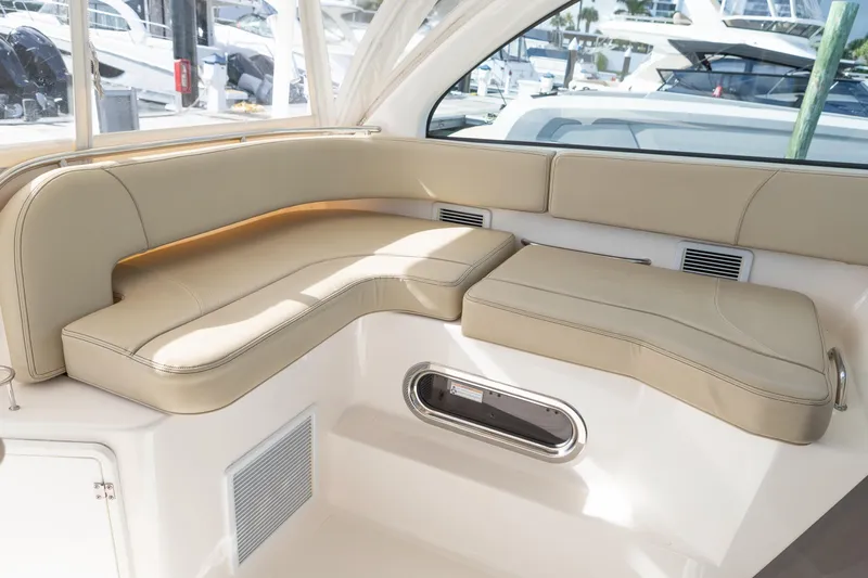 Tracker Yacht Photos Pics Pursuit 38 TRACKER - Flybridge Seating