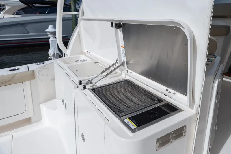 Tracker Yacht Photos Pics Pursuit 38 TRACKER - Cockpit