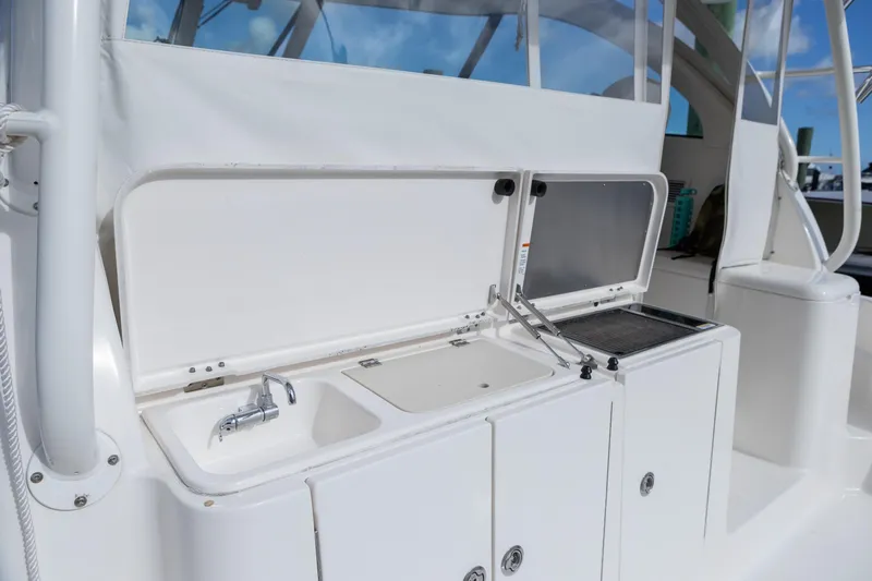 Tracker Yacht Photos Pics Pursuit 38 TRACKER - Cockpit