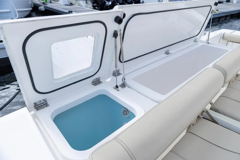 Tracker Yacht Photos Pics Pursuit 38 TRACKER - Cockpit