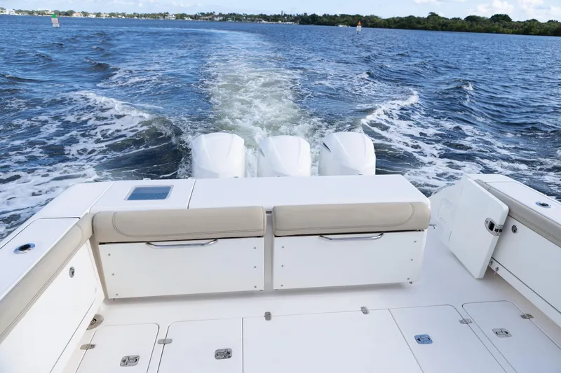 Tracker Yacht Photos Pics Pursuit 38 TRACKER - Cockpit & Engines