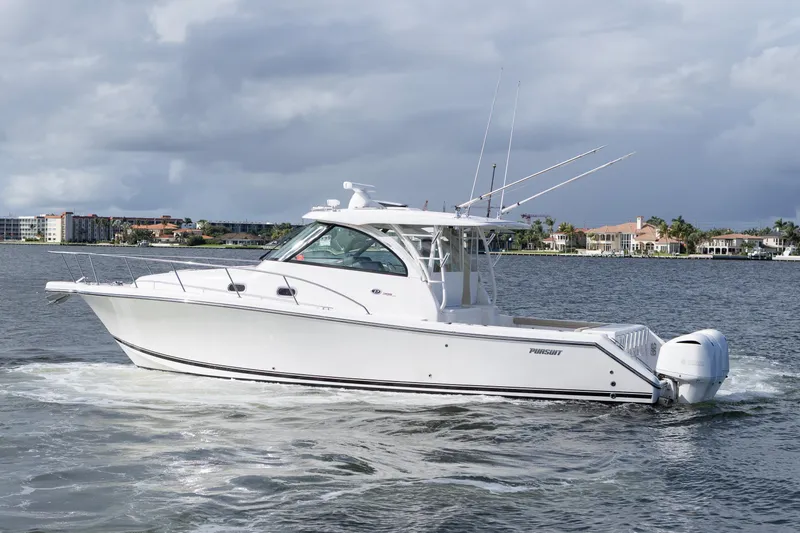 Tracker Yacht Photos Pics Pursuit 38 TRACKER - Port Profile