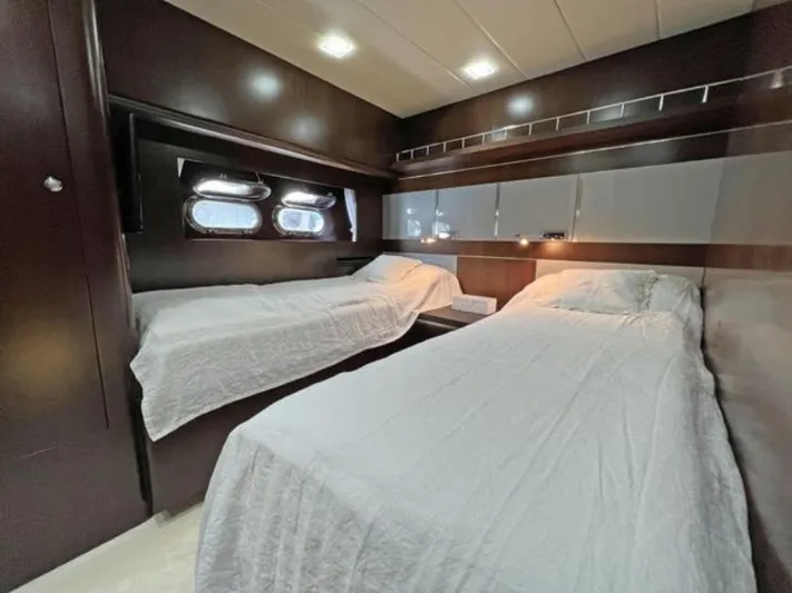  Yacht Photos Pics Luxurious twin bedroom in 2008 Horizon Elegance 90 Mega yacht.