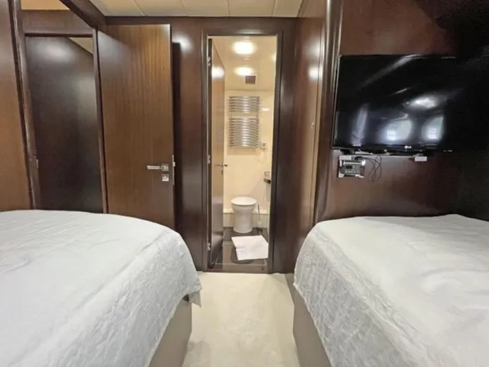  Yacht Photos Pics Interior of 2008 Horizon Elegance 90 Mega yacht with twin beds and ensuite bathroom.