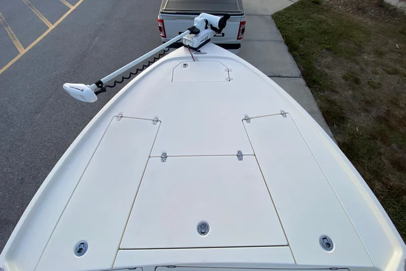  Yacht Photos Pics Top view of a 2020 Pathfinder 2500 Hybrid boat with a trolling motor.