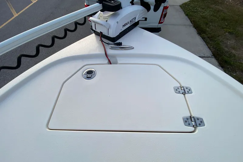  Yacht Photos Pics 2020 Pathfinder 2500 Hybrid boat deck with Minn Kota trolling motor.