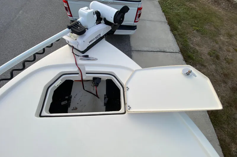  Yacht Photos Pics 2020 Pathfinder 2500 Hybrid boat with open hatch and Minn Kota trolling motor.