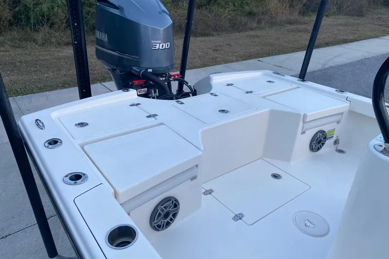  Yacht Photos Pics 2020 Pathfinder 2500 Hybrid boat with Yamaha 300 engine, featuring spacious deck layout.