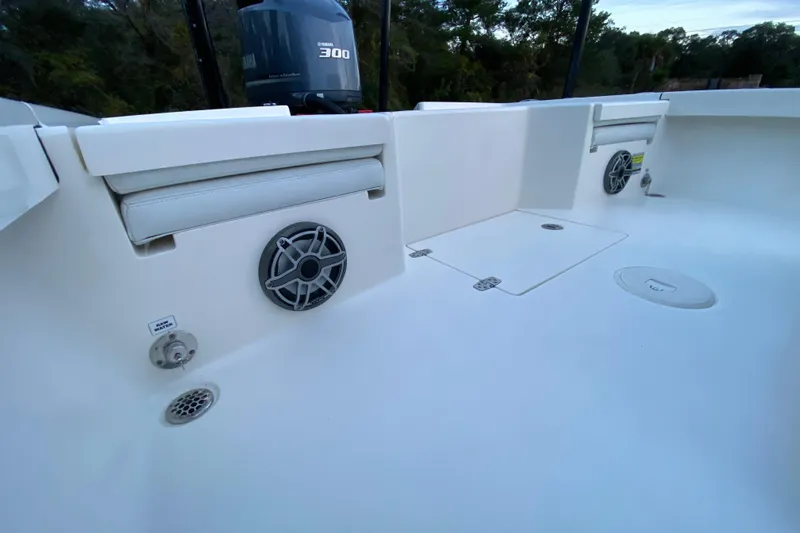  Yacht Photos Pics 2020 Pathfinder 2500 Hybrid boat interior with Yamaha 300 engine, featuring speakers and storage compartments.