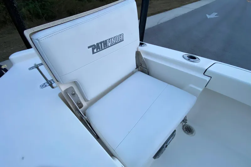  Yacht Photos Pics White seating on a 2020 Pathfinder 2500 Hybrid boat, featuring logo and cup holder.