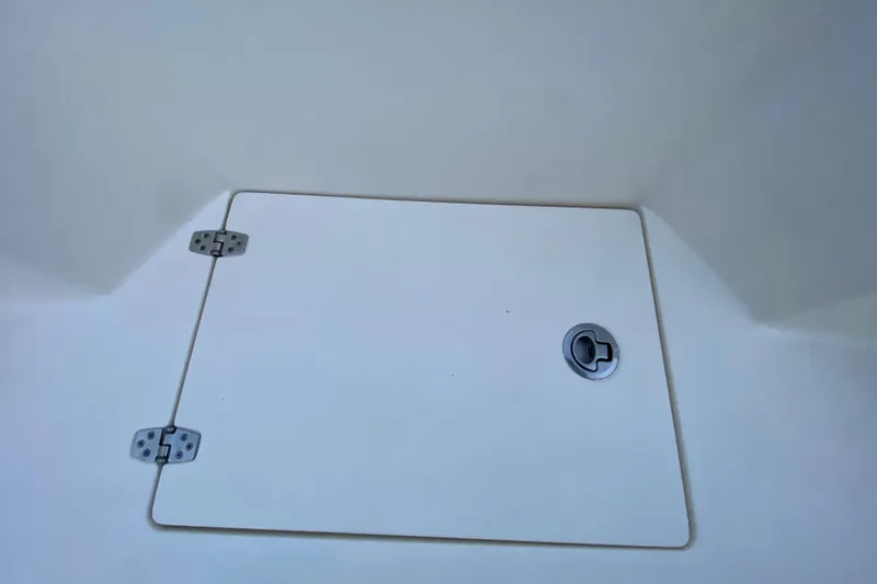  Yacht Photos Pics Hatch cover on 2020 Pathfinder 2500 Hybrid boat, featuring metal hinges and handle.