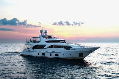 Benetti Delfino 93