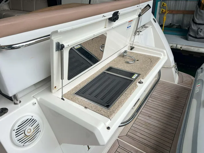 The Good Life Yacht Photos Pics Outdoor kitchenette on 2018 Sea Ray 400 Sundancer yacht with grill and sink.