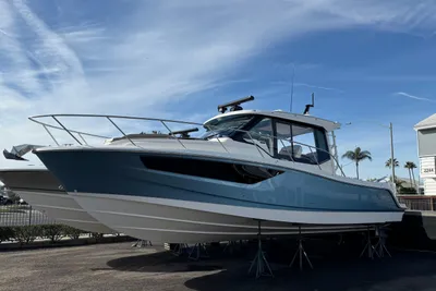 Boston Whaler 365 Conquest