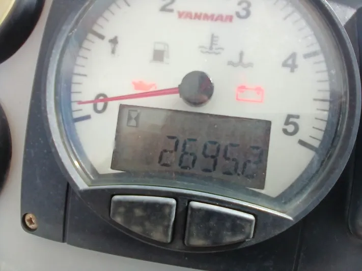 Red Robin Yacht Photos Pics PORT Engine Hrs.