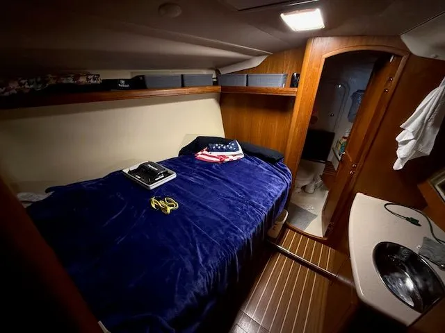 Sail A Vie Yacht Photos Pics Pullman Berth Forward - 2 IMG_1472.jpg