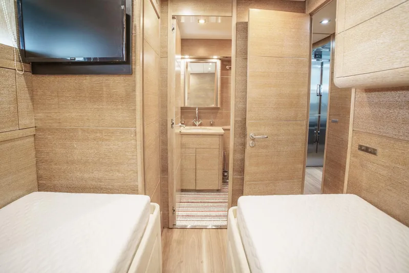 Ganache Yacht Photos Pics Luxurious Leopard 24 yacht interior with twin beds and modern bathroom, 2005 model.