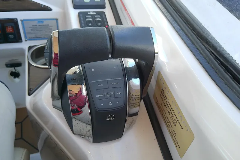  Yacht Photos Pics Throttle controls on a 2019 Floe Craft 3950C Aquafina boat dashboard.