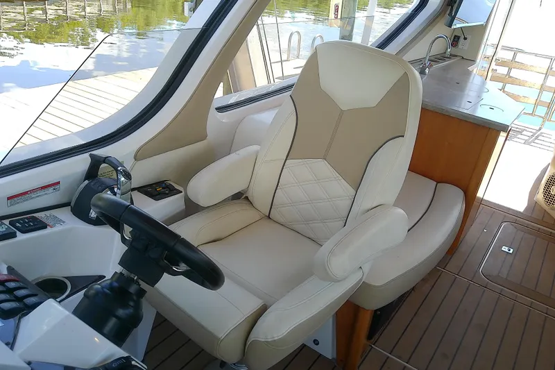  Yacht Photos Pics Luxurious helm seat in 2019 Floe Craft 3950C Aquafina boat interior.