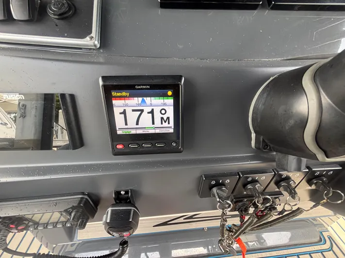 Yacht Photos Pics 2016 Hydra-Sports 4200 Siesta dashboard with Garmin display showing 171M in standby mode.