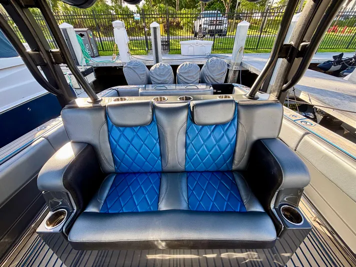  Yacht Photos Pics 2016 Hydra-Sports 4200 Siesta boat interior with blue and black seating.