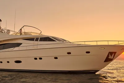 Ferretti Yachts 880