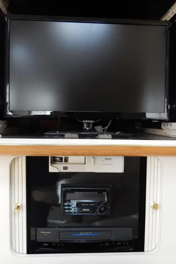 Sandi Yacht Photos Pics Entertainment system in 1997 Sea Ray 450 yacht with TV and audio equipment.