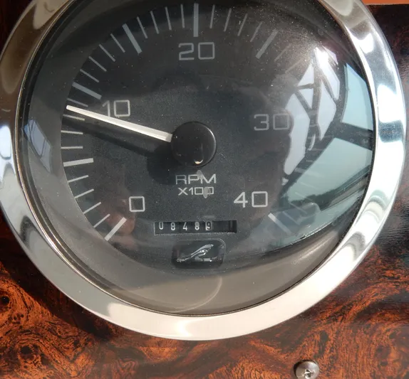 Sandi Yacht Photos Pics Close-up of 1997 Sea Ray 450 RPM gauge, showing 1048.9 RPM.