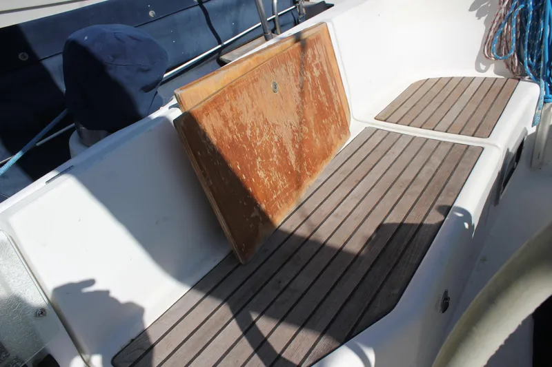 Hawaiian Passage Yacht Photos Pics Beneteau Oceanis 461 (1997) cockpit with wooden seating and storage compartment.