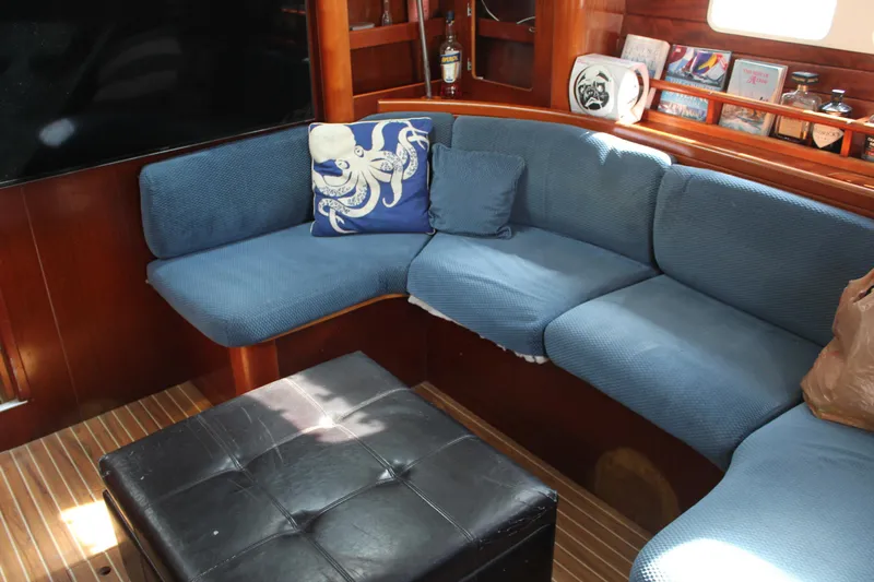 Hawaiian Passage Yacht Photos Pics Interior of 1997 Beneteau Oceanis 461 yacht with blue seating and nautical decor.