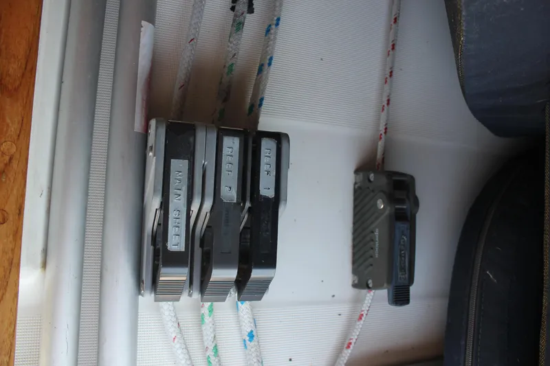 Hawaiian Passage Yacht Photos Pics Sailing rigging controls on a 1997 Beneteau Oceanis 461 yacht.