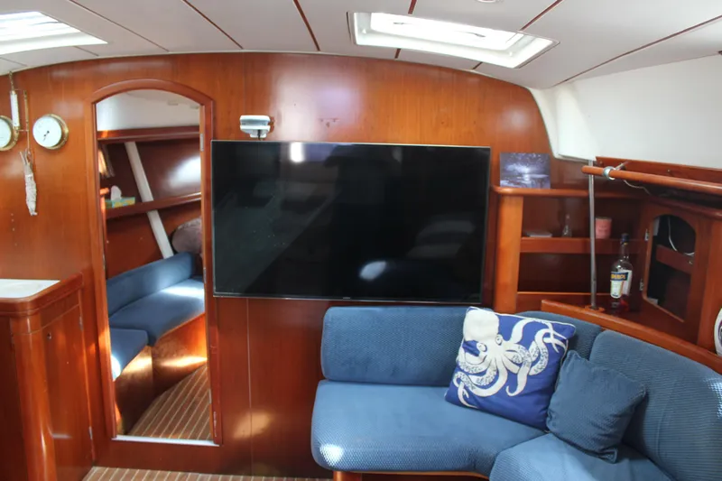 Hawaiian Passage Yacht Photos Pics Interior of 1997 Beneteau Oceanis 461 yacht with cozy seating and modern amenities.