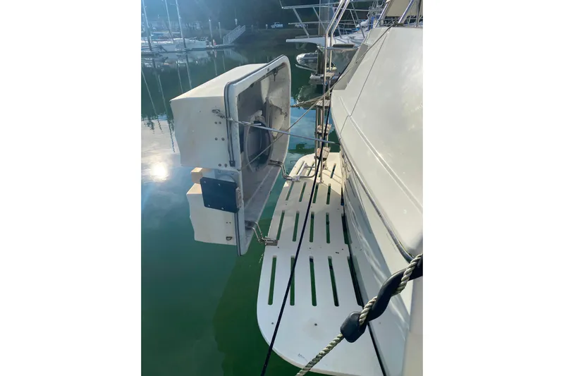  Yacht Photos Pics 1988 Hatteras 40 Double Cabin yacht with dockside view and equipment details.