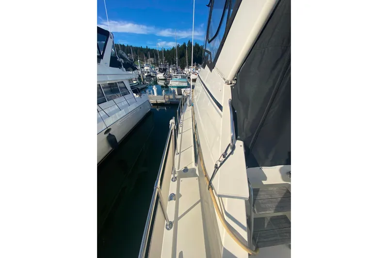  Yacht Photos Pics 1988 Hatteras 40 Double Cabin yacht docked at a marina under clear blue skies.