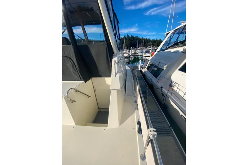 Yacht Photos Pics 1988 Hatteras 40 Double Cabin yacht docked at marina under clear blue sky.
