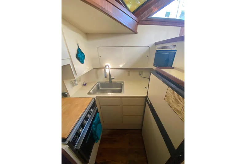  Yacht Photos Pics 1988 Hatteras 40 Double Cabin kitchen with sink, stove, and refrigerator.