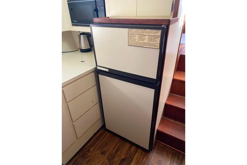  Yacht Photos Pics 1988 Hatteras 40 Double Cabin kitchen with refrigerator, microwave, and kettle.