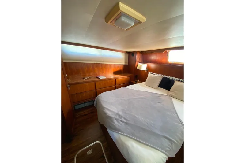  Yacht Photos Pics Cozy cabin interior of 1988 Hatteras 40 Double Cabin yacht with bed and wooden furnishings.