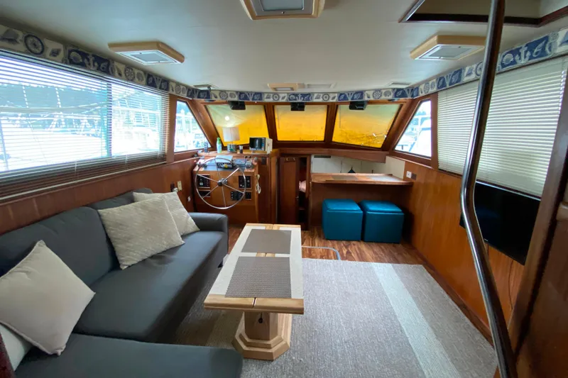 Yacht Photos Pics Interior of 1988 Hatteras 40 Double Cabin yacht with cozy seating and helm.
