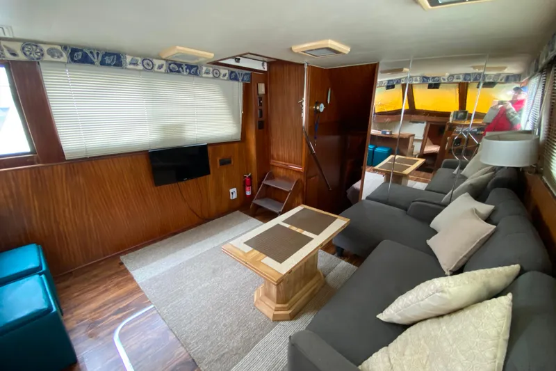  Yacht Photos Pics 1988 Hatteras 40 Double Cabin interior with cozy seating, wooden accents, and modern amenities.
