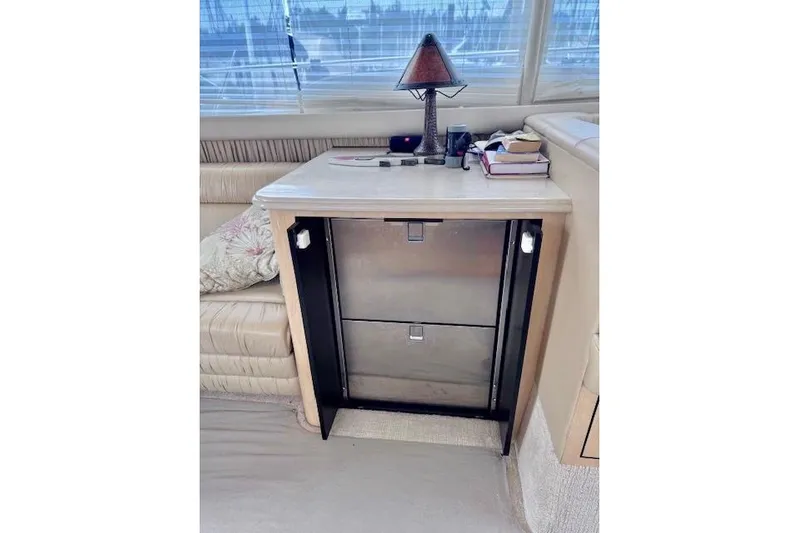 Hustler I Yacht Photos Pics Interior of 2000 Sea Ray 560 Sedan Bridge with cabinet and lamp.