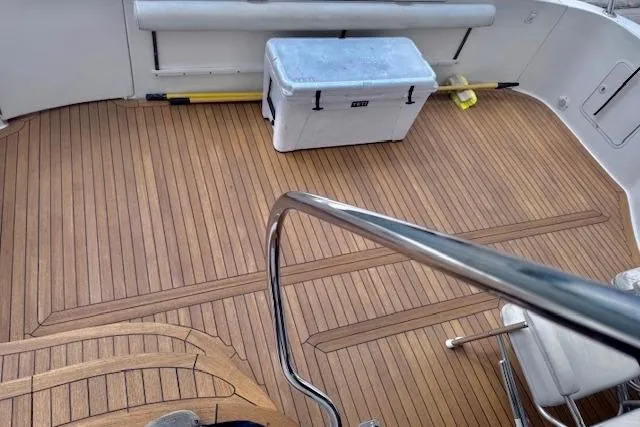 Hustler I Yacht Photos Pics 2000 Sea Ray 560 Sedan Bridge deck with wooden flooring and cooler.